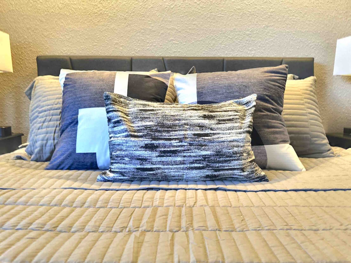 Chumba cha kulala cha pili na kitanda kizuri cha malkia. 