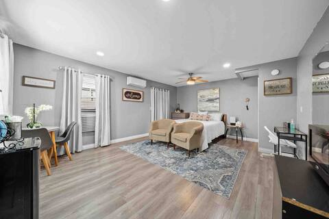 COZY SPACIOUS PRIVATE SUITE in Prominent Area