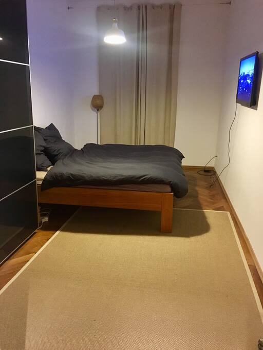 Bedroom: 180x200 Bed & TV