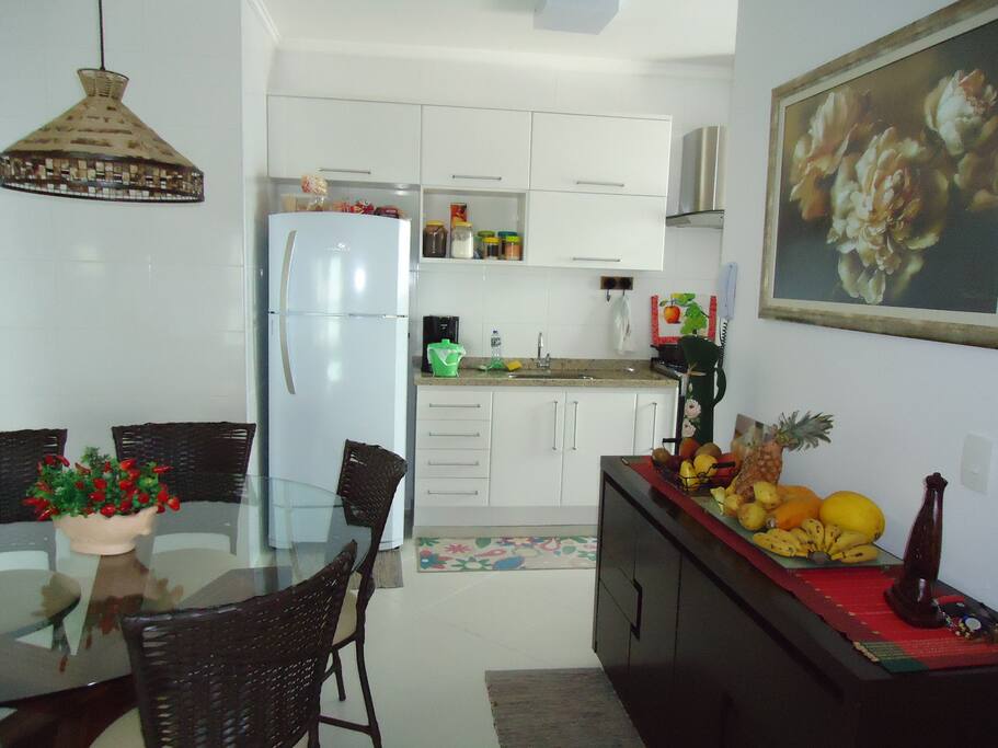Sala de jantar e cozinha americana