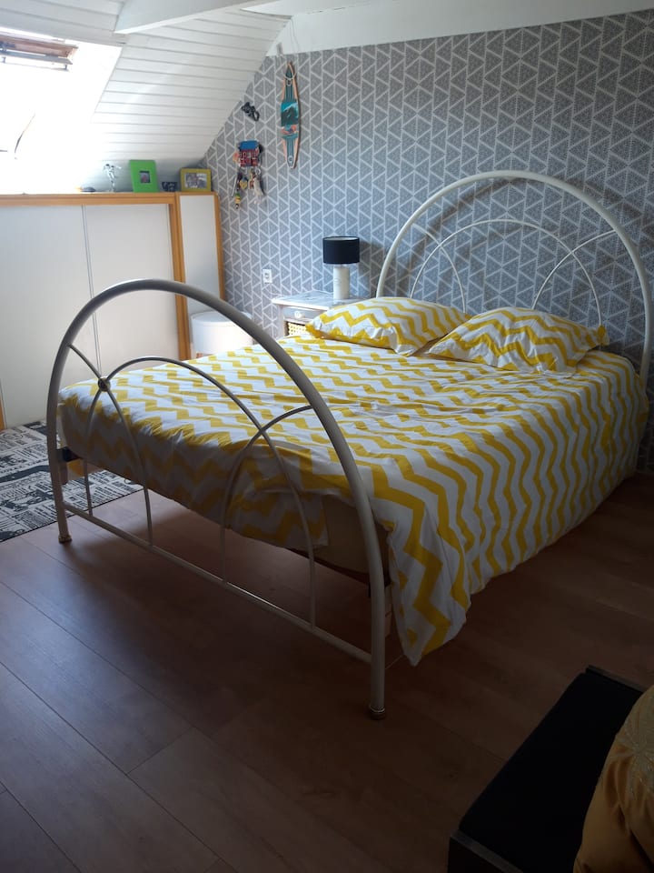 ห้องนอน 3: 2 เตียงสำหรับ 140 คนผ้านวม. โต๊ะทำงาน. ตู้เสื้อผ้า