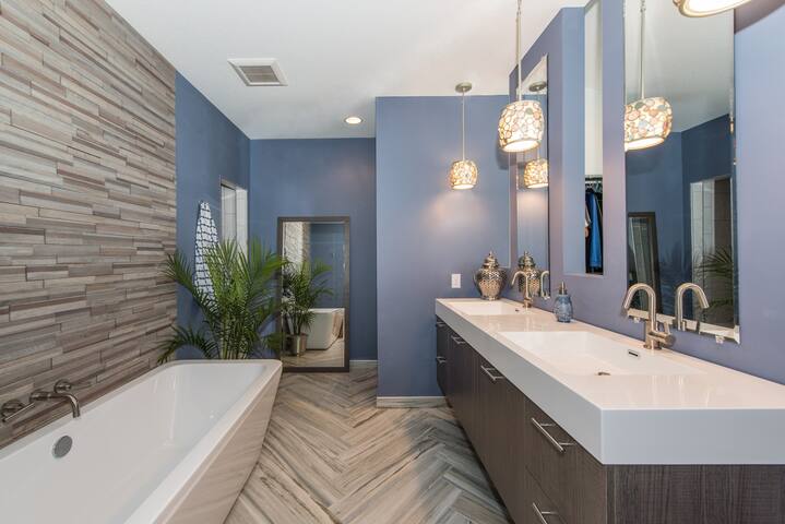 Hawaiian Lakehouse/hidden bedroom/4 bd/3 ba/dog ok gallery image 4