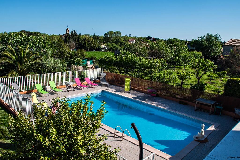 Vue via la terrasse des appartements sur la piscine et les alentours