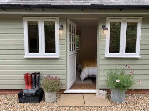 Popular Airbnb listing: Luxury Garden Lodge in Surrey