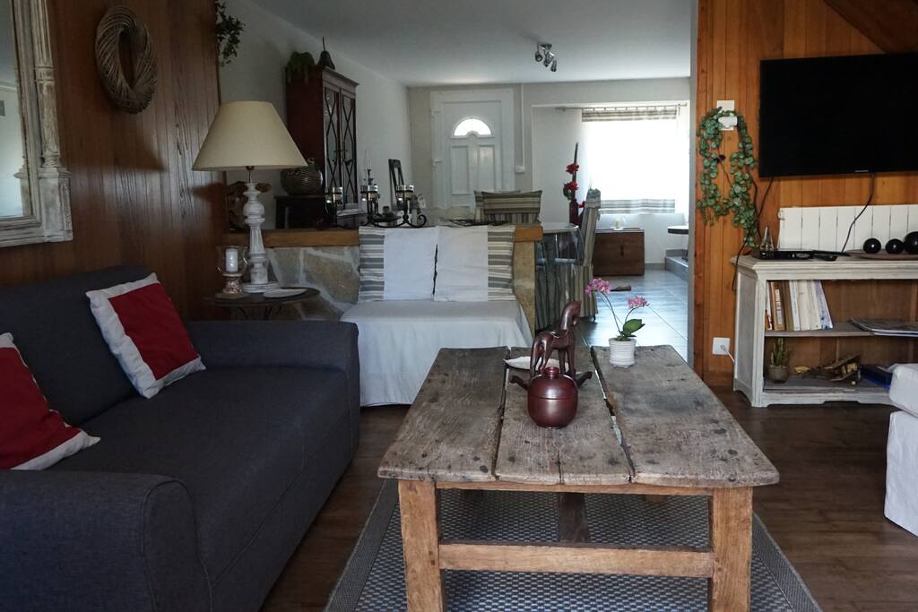 Vue du salon salle à manger depuis l'entrée côté jardin.