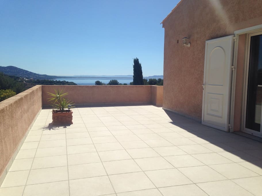 Grande terrasse extérieure de 60 m² avec vue sur la mer