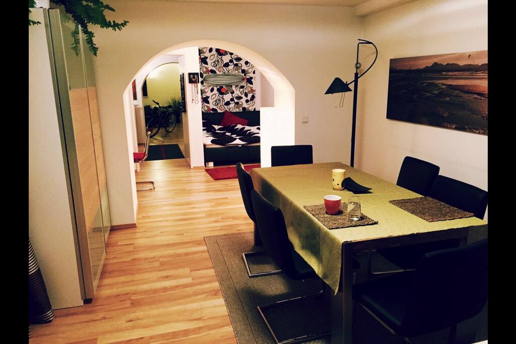 Essbereich, Bett im Hintergrund