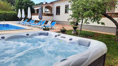 Private pool - jacuzzi - beach 300m