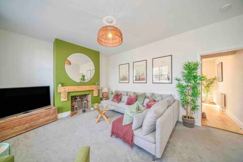 25 mins from MRC Center, Modern Victorian Home