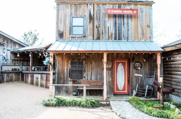 Cowboy Hotel in Western Town w/Saloon & Firepit!