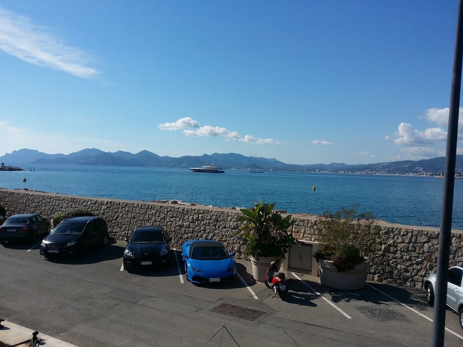 Vue du Fly-bridge
(au Port Canto) -
View from the Fly-bridge (in Port Canto)