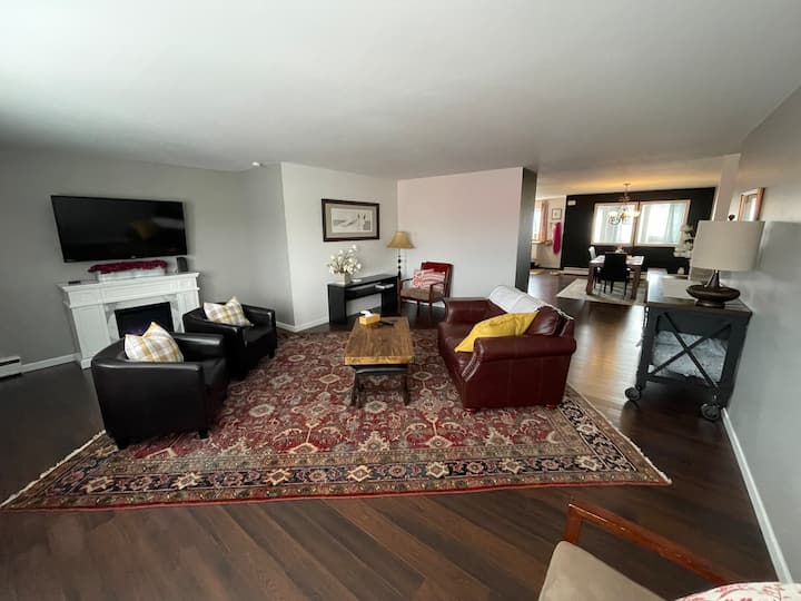 Spacious 3 Bedroom Apartment With Lake Views - 와와