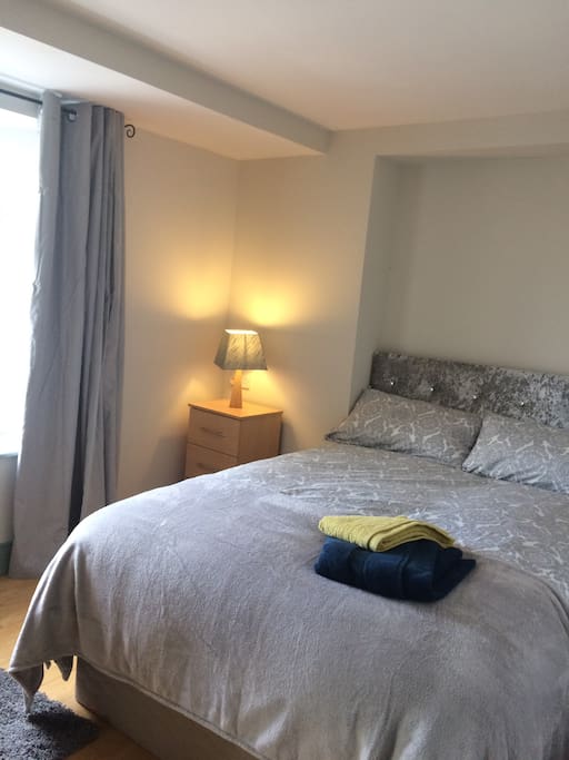 Super comfy double bed in town centre apartment
