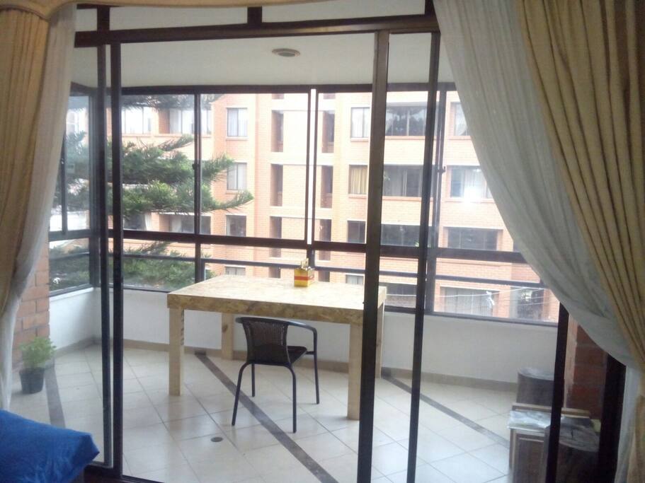 Terraza amplia, luminosa y util para comer.