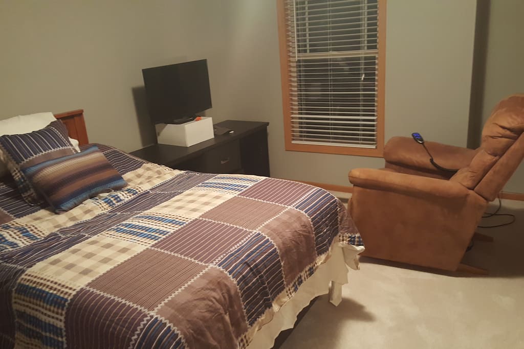 Full size BeautyRest Black in Guest room