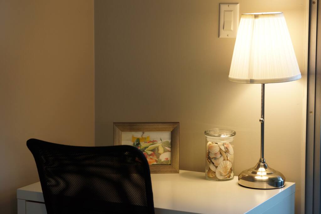 That awesome bedroom desk though!