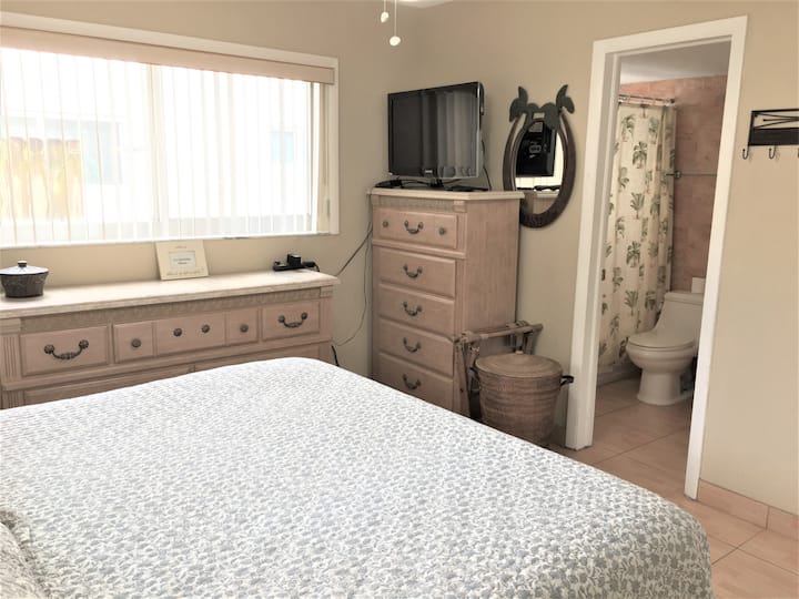 Bafu la J & J (mlango kutoka chumba cha kulala)