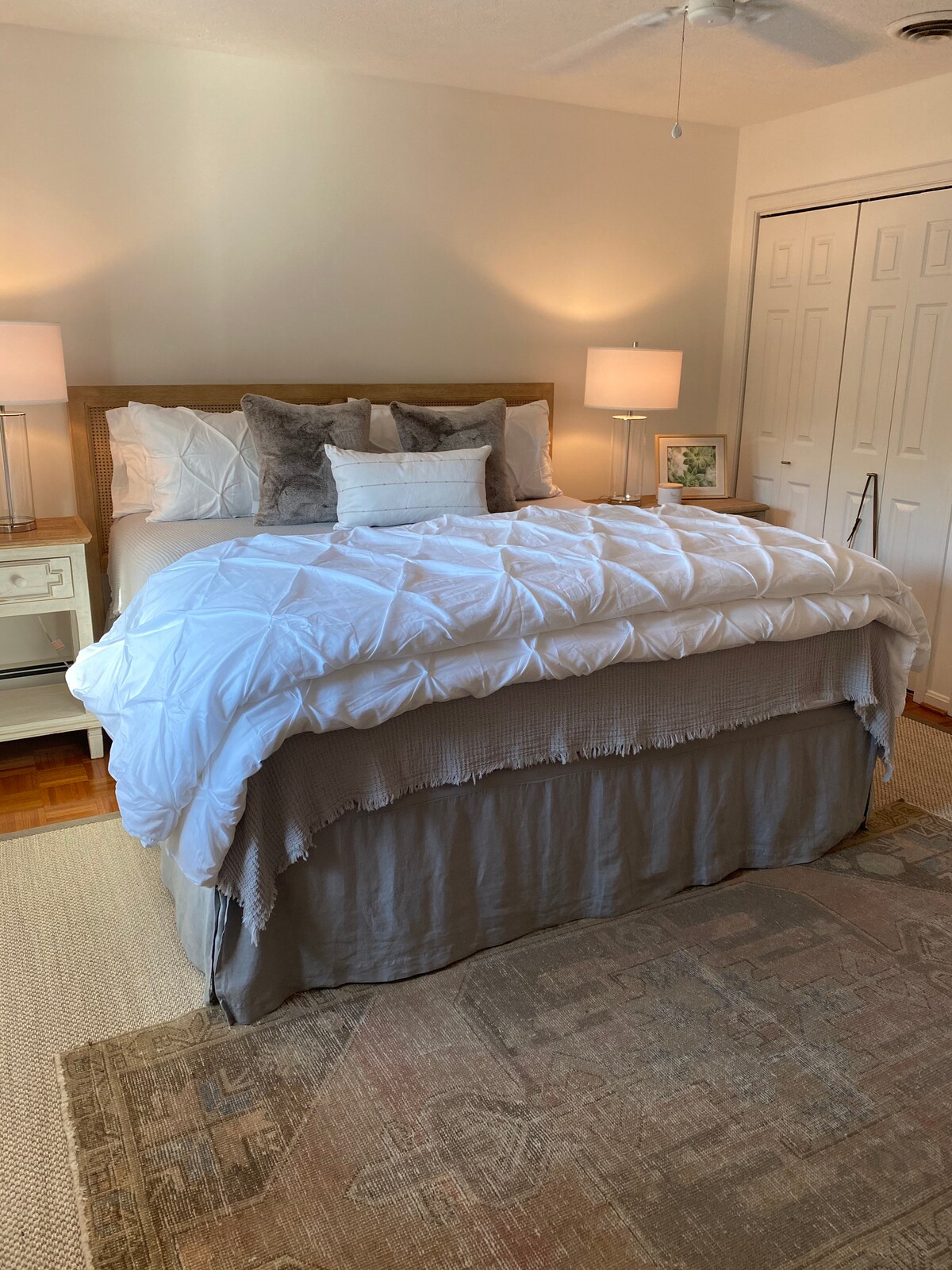 Главна спална соба со брачен кревет (широк 180