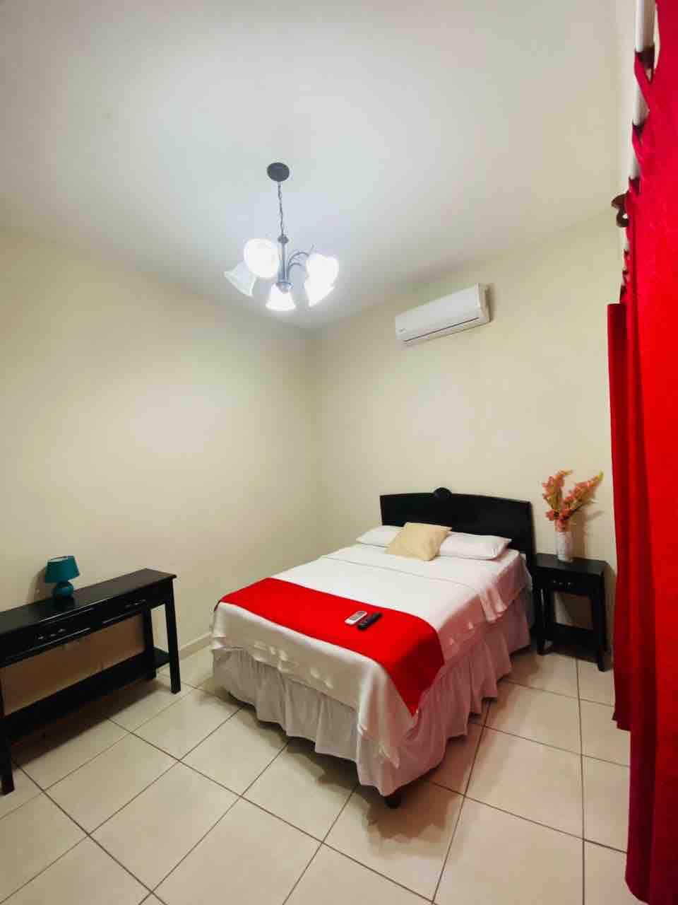 第一间卧室、一张双人床、一张双人床、私人便利设施 