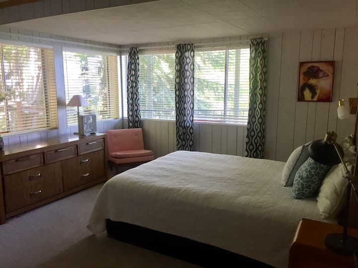 Glavna spavaća soba s bračnim krevetom i pripadajućom glavnom kupaonicom