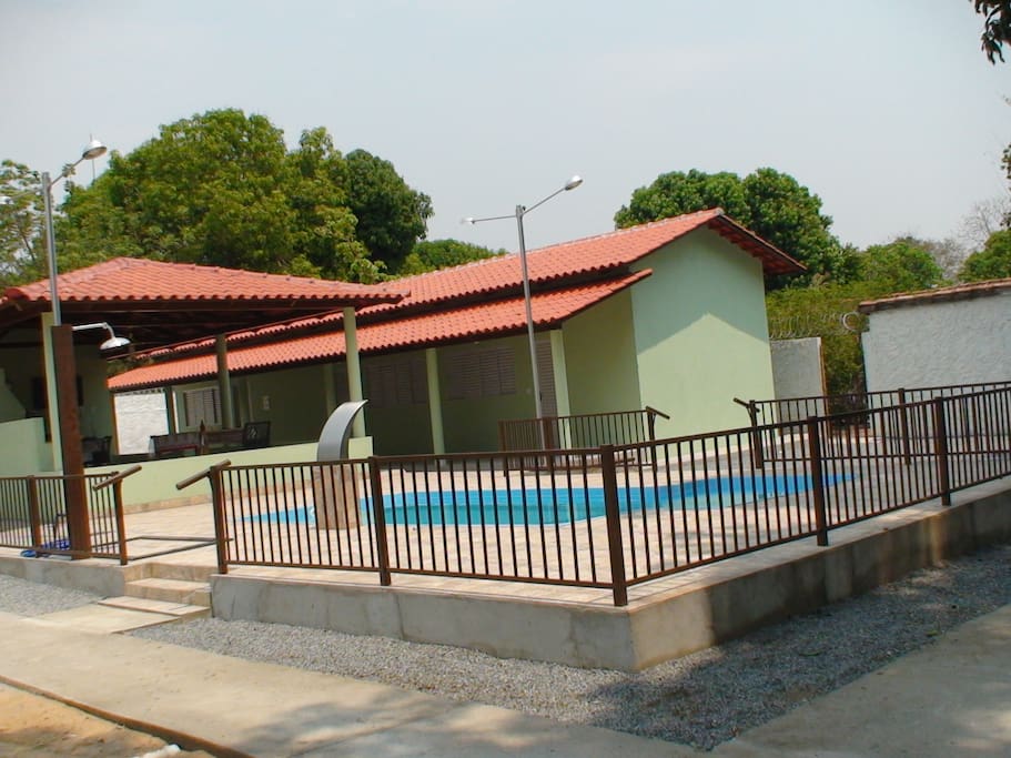 Área da piscina e quartos