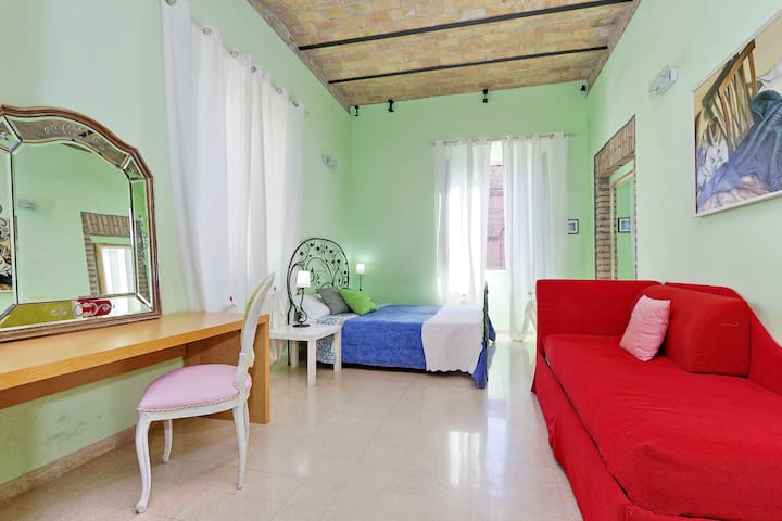 Vintage Flat • 4 BedRooms 20′ Colosseum