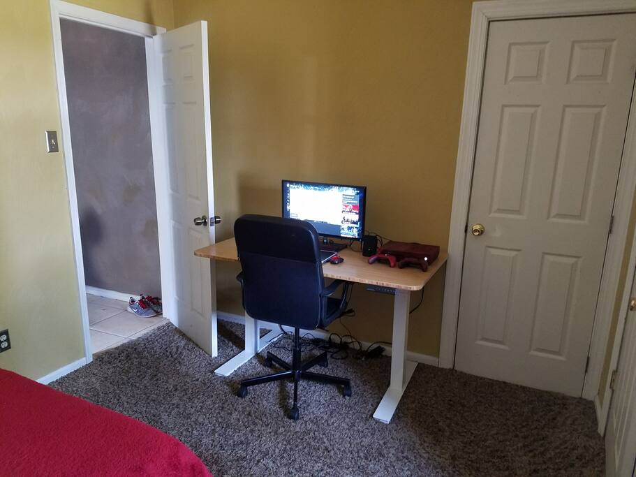 Motorized standing/sitting desk for remote office work