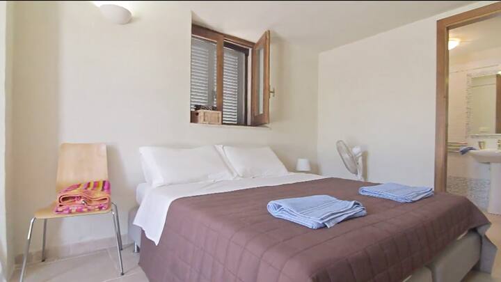 Spavaća soba u prizemlju s privatnom kupaonicom.