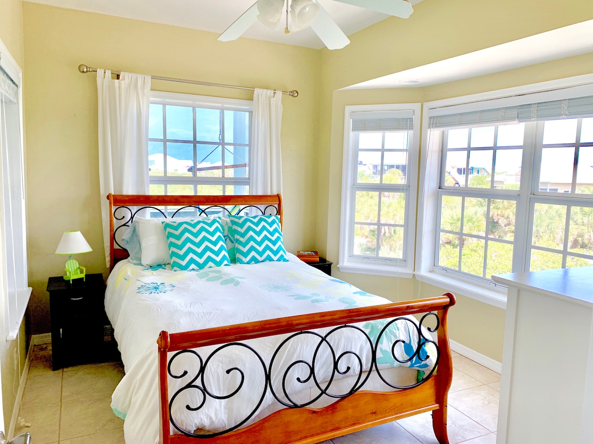 غرفة نوم في الطابق الثالث بسرير كوين وإطلالات على نافذة الخليج.