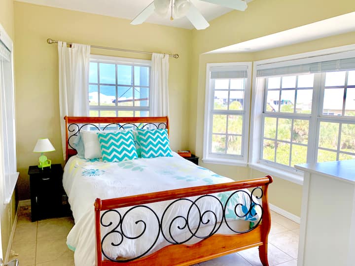 Dhoma e gjumit në katin e 3-të me krevat dopio "Queen" dhe pamje nga dritarja e gjirit.