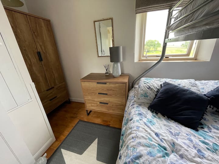 El segundo dormitorio de Thor tiene capacidad para 3 personas en una litera triple. 