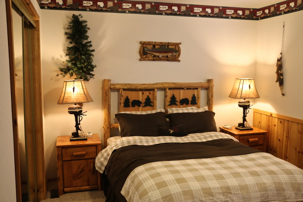 Chumba cha kulala cha mgeni kilicho na kitanda cha ukubwa wa Queen.