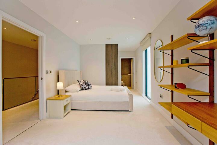 Luxury 3 Bed 3 bath Near Battersea Power Station gallery image 5