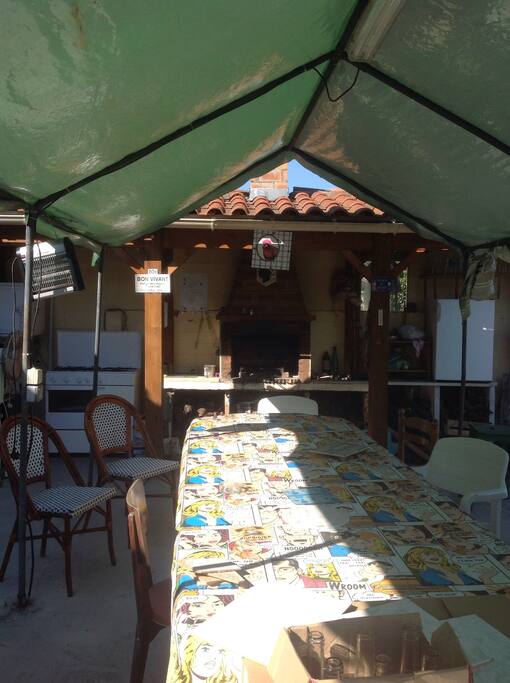 grandes table conviviale sous tonnelle
