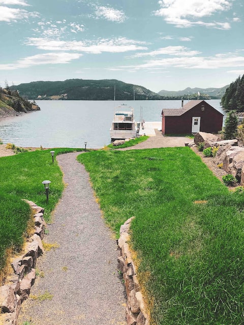 Magnificent Waterfront Guesthouse w/ Hot Tub