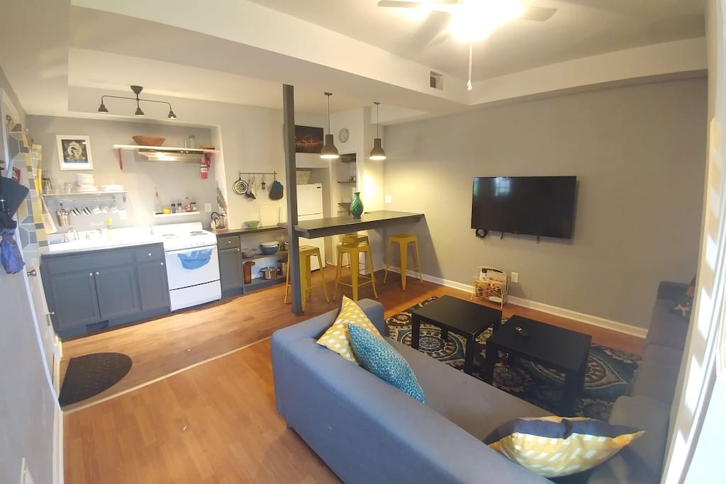Kitchen and eat in bar that seats 4