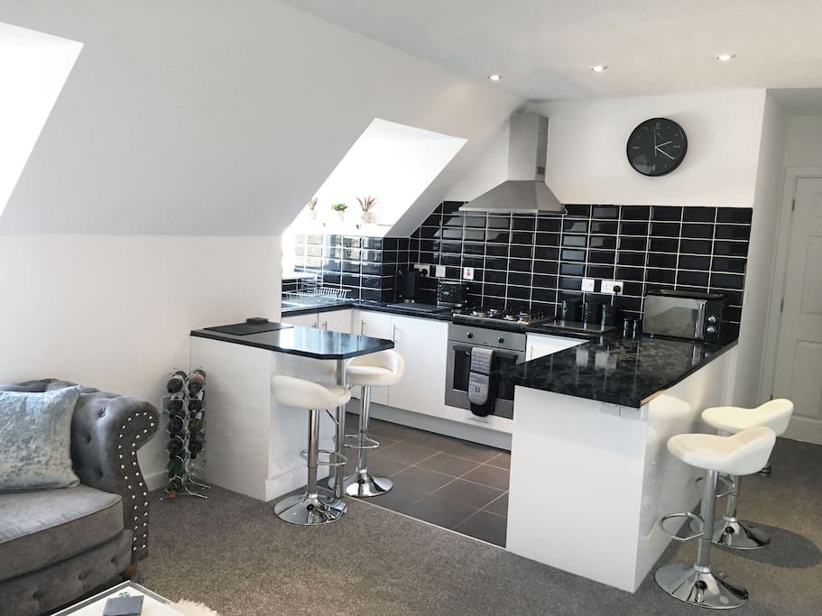 Bright open plan living/kitchen area with breakfast bars