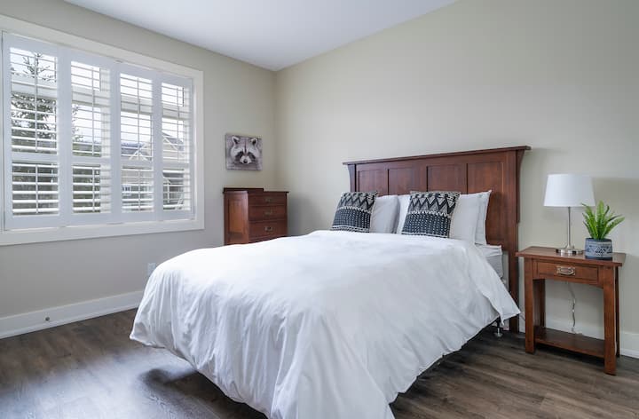 חדר שינה ממוקם בקומה הראשית עם מיטת קווין סייז. 