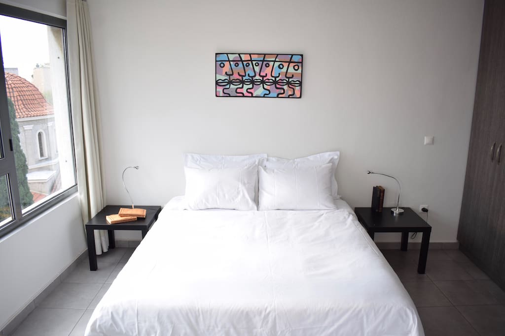 Queen size bed that can be set up as 2 singles