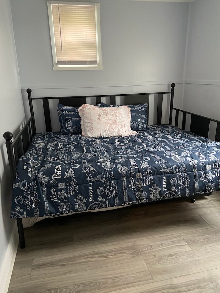Bedroom 2 with full size daybed