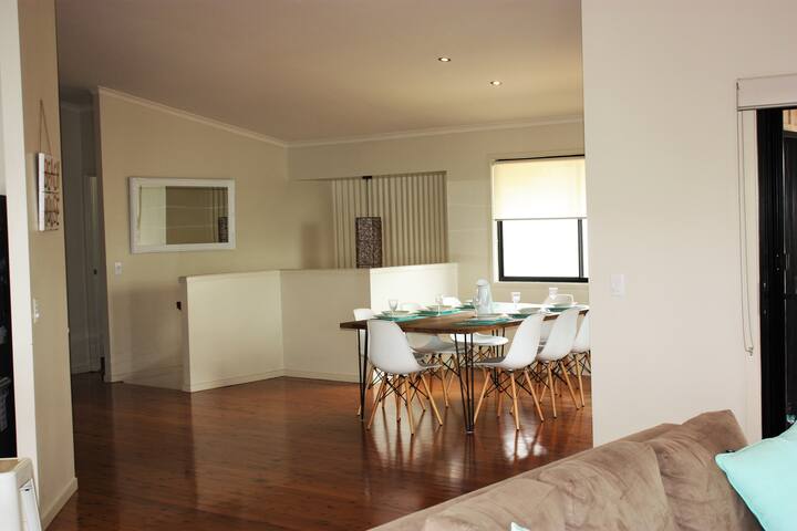 Large Noosa family home by beach gallery image 5