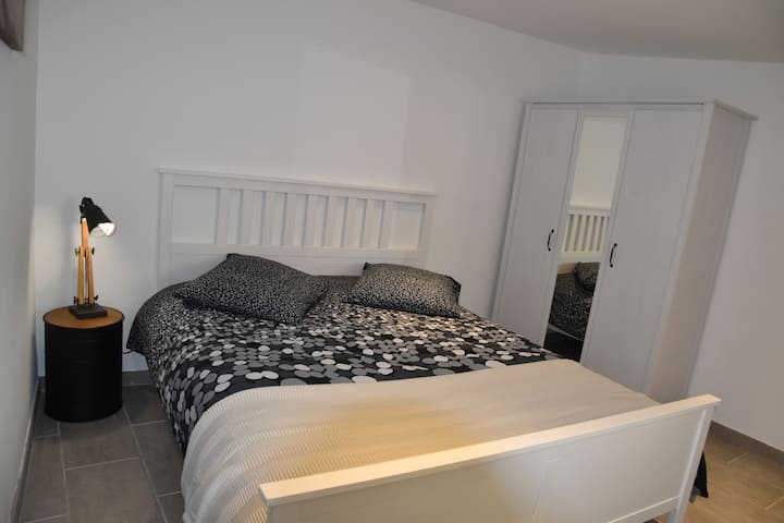 Chambre lit 160cm+penderie+clim