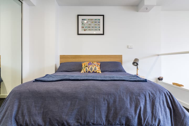 Განათება! პენსიაზე გახვედით თქვენს კომფორტულ 152 × 203 სმ ზომის საწოლზე.