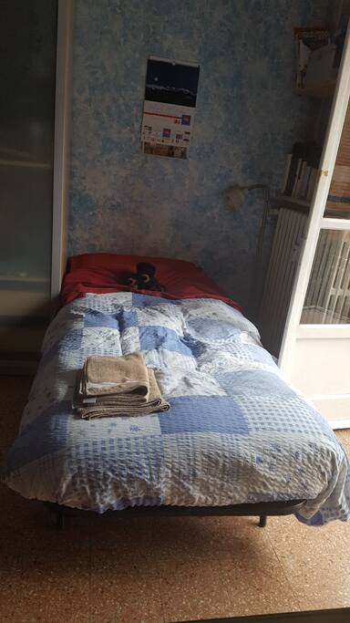 Single bed for solo travellers.
You get an indipendent night lamp and a dedicated 5-plugs socket for charging your electronic devices.