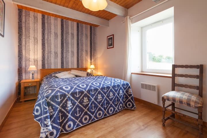 Chambre lumineuse avec lit double. 