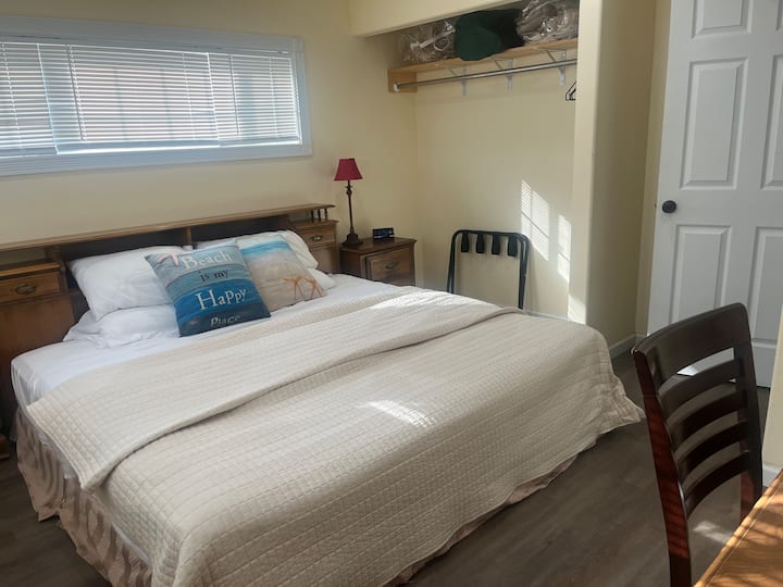 Kitanda cha ukubwa wa king chenye starehe katika chumba kikuu cha kulala.