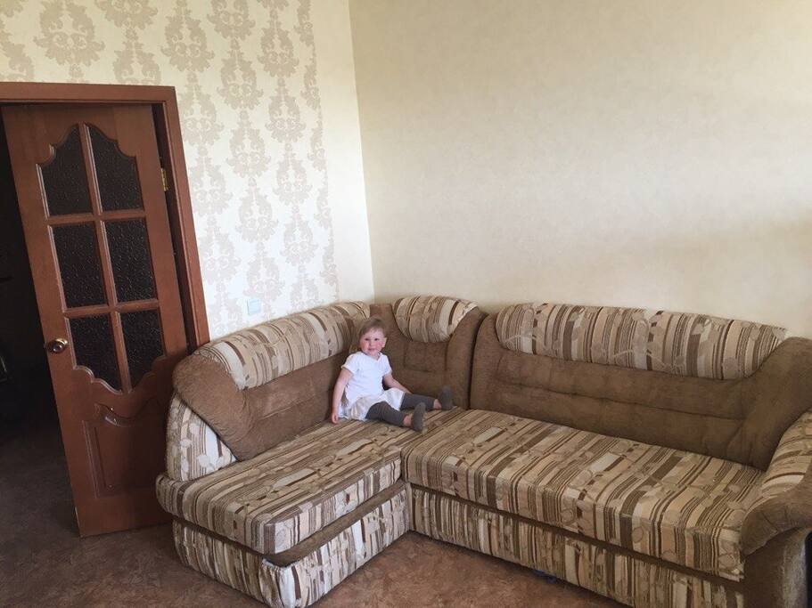 Диван в спальне