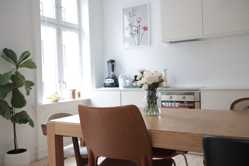 Table for 4-10 people