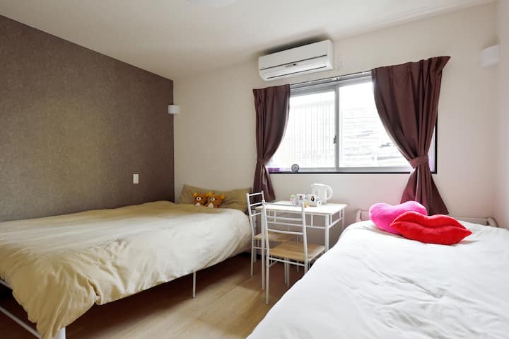 Chumba cha kujitegemea cha kifahari chenye vitanda viwili na bafu la kujitegemea