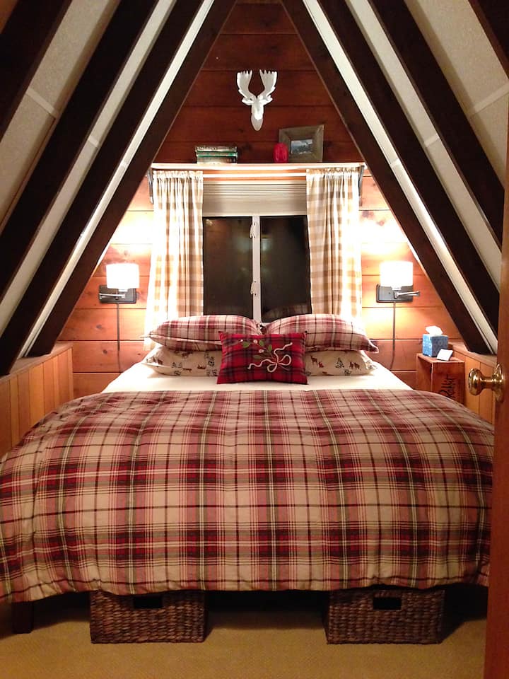 Уютни помещения в първата спалня на горния етаж с двойно легло